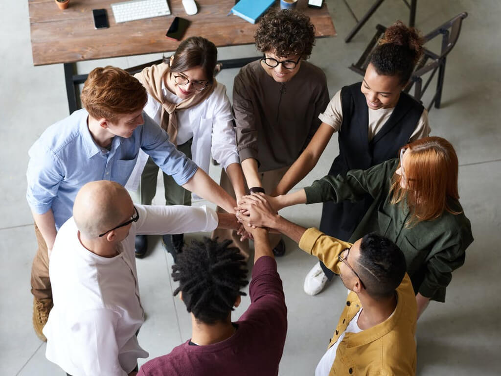 Loyal Save Social Media Growth Features - TikTok Views and Instagram Saves